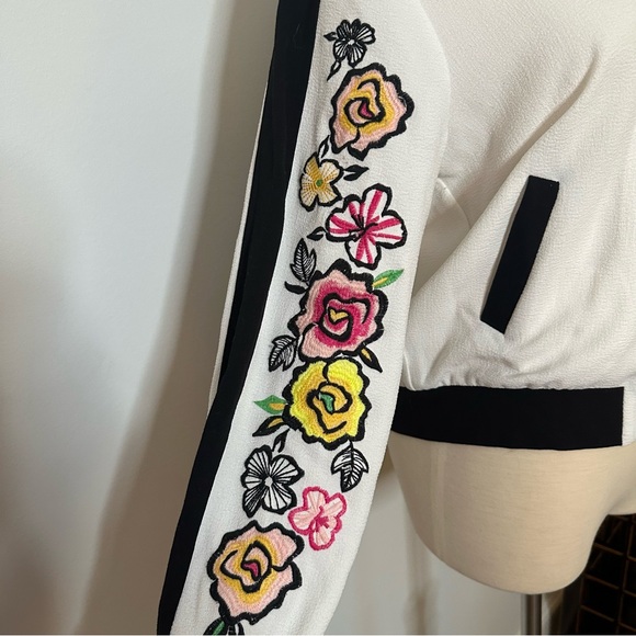 Detailed Black and White Bomber - Picture 5 of 5